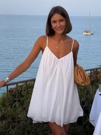 Vestido camisero blanco con escote en V para playa de verano 2025