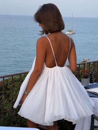 夏のビーチにぴったりなホワイトのミニスリップドレス（Vネック）シフトドレス（2025年）