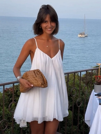 夏のビーチにぴったりなホワイトのミニスリップドレス（Vネック）シフトドレス（2025年）