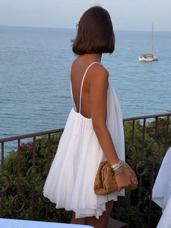 夏のビーチにぴったりなホワイトのミニスリップドレス（Vネック）シフトドレス（2025年）