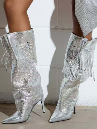 シルバー シルバーのワイドカーフブーツ、ポインテッドトゥ、レースアップ、ハイヒールブーツ（レディース）