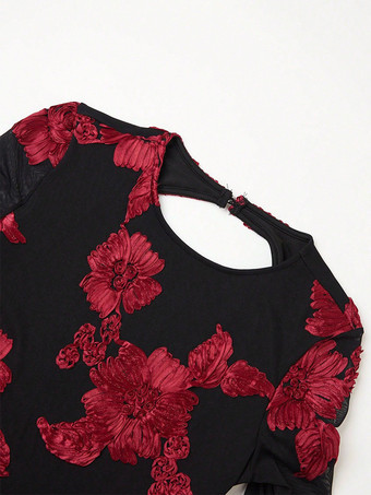 2025年のパーティーにぴったりな、透け感のある袖と背中開きの花刺繍マキシドレス