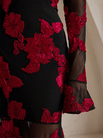 2025年のパーティーにぴったりな、透け感のある袖と背中開きの花刺繍マキシドレス