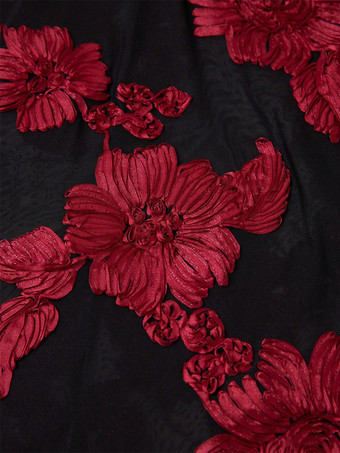 2025年のパーティーにぴったりな、透け感のある袖と背中開きの花刺繍マキシドレス