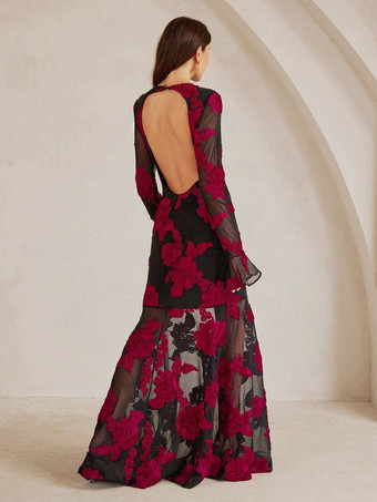 2025年のパーティーにぴったりな、透け感のある袖と背中開きの花刺繍マキシドレス