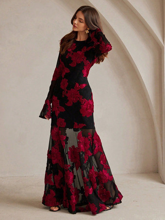 2025年のパーティーにぴったりな、透け感のある袖と背中開きの花刺繍マキシドレス