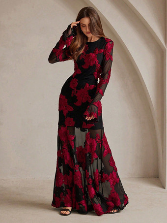 2025年のパーティーにぴったりな、透け感のある袖と背中開きの花刺繍マキシドレス