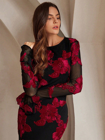 2025年のパーティーにぴったりな、透け感のある袖と背中開きの花刺繍マキシドレス