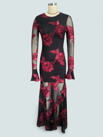 2025年のパーティーにぴったりな、透け感のある袖と背中開きの花刺繍マキシドレス