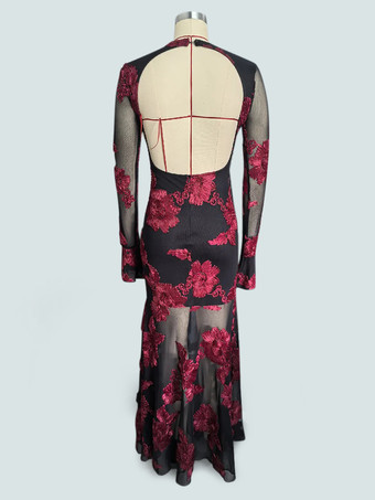 2025年のパーティーにぴったりな、透け感のある袖と背中開きの花刺繍マキシドレス