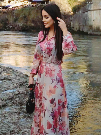 2025年春のおすすめ花柄スカートと長袖シャツの2ピースコーデ