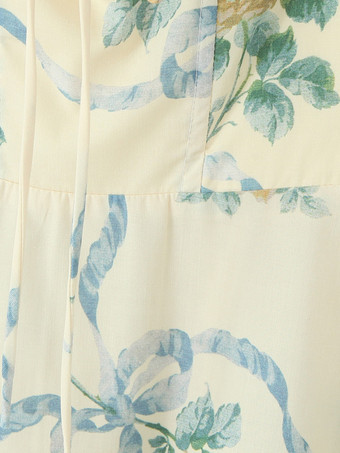 2025年夏向けフローラルプリントのハートネックラインミディドレス