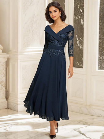 ダークネイビー花嫁の母のためのパーティードレス。Vネック、七分袖、ボールガウン、レース、ティーレングスのゲストドレス。結婚式用。