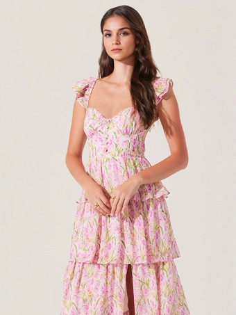 2025年夏にぴったりな、ハイスリットとフリルショルダーが特徴的な花柄ティアードマキシドレス