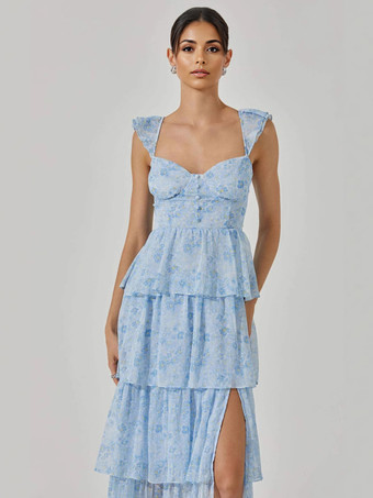 2025年夏にぴったりな、ハイスリットとフリルショルダーが特徴的な花柄ティアードマキシドレス