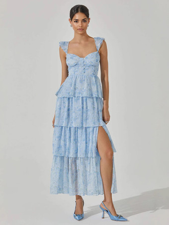 ライトスカイブルー2025年夏にぴったりな、ハイスリットとフリルショルダーが特徴的な花柄ティアードマキシドレス