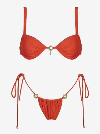 2025年夏のビーチにぴったりな、リングディテールの赤いサイドタイビキニ