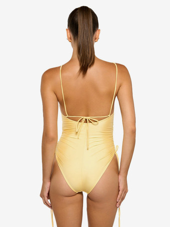 2025年の夏のビーチにぴったりな、カットアウトディテールのイエローワンピース水着