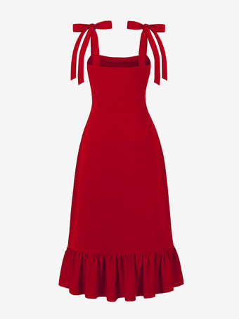 2025年夏にぴったりの、リボンショルダーとフリル裾のハイスリットが特徴のヴィンテージレッドミディドレス
