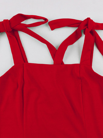 2025年夏にぴったりの、リボンショルダーとフリル裾のハイスリットが特徴のヴィンテージレッドミディドレス