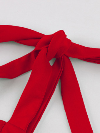 2025年夏にぴったりの、リボンショルダーとフリル裾のハイスリットが特徴のヴィンテージレッドミディドレス