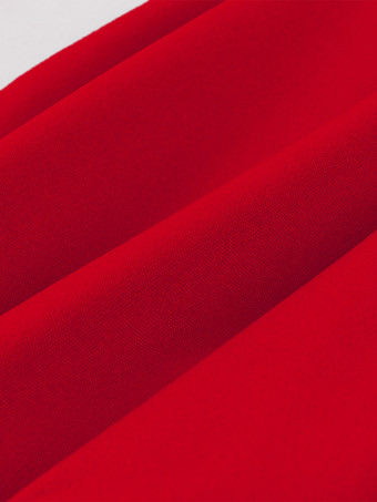 2025年夏にぴったりの、リボンショルダーとフリル裾のハイスリットが特徴のヴィンテージレッドミディドレス