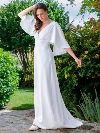 Abito da sposa semplice in raso con scollo a V maniche corte abito