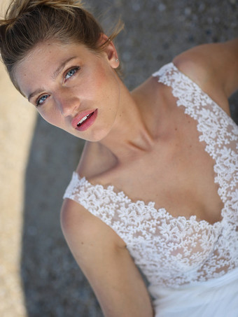 ボヘミアンウェディングドレス レース ボールガウン トレーン付き ナチュラルウエスト ジッパー ノースリーブ Vネック ホワイト