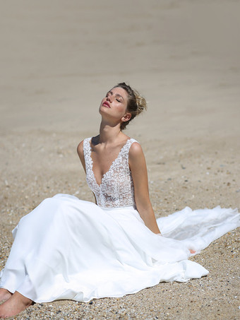 ボヘミアンウェディングドレス レース ボールガウン トレーン付き ナチュラルウエスト ジッパー ノースリーブ Vネック ホワイト