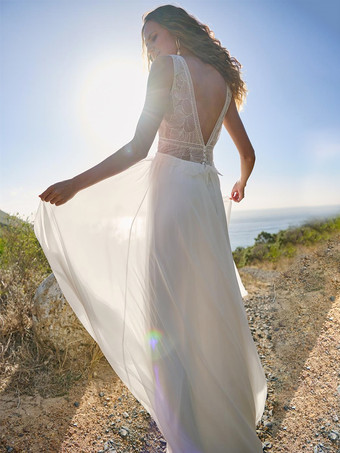 ボヘミアンウェディングドレス レース ボールガウン トレーン付き ナチュラルウエスト ウェディングドレス 機能的なボタン ノースリーブ Vネック ホワイト