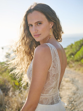 ボヘミアンウェディングドレス レース ボールガウン トレーン付き ナチュラルウエスト ウェディングドレス 機能的なボタン ノースリーブ Vネック ホワイト