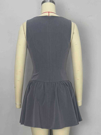 2025年夏向け、グレーのボタンフロント付きノースリーブプリーツミニドレス