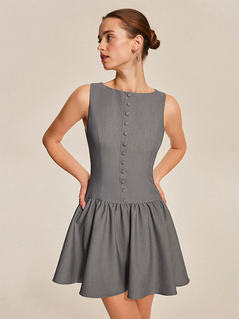 2025年夏向け、グレーのボタンフロント付きノースリーブプリーツミニドレス
