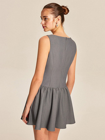 2025年夏向け、グレーのボタンフロント付きノースリーブプリーツミニドレス