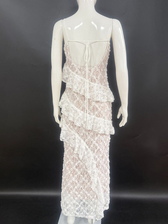 2025年夏、レイヤードフリルとオープンバックが特徴のホワイトレースマキシスリップドレス