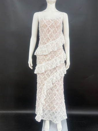 2025年夏、レイヤードフリルとオープンバックが特徴のホワイトレースマキシスリップドレス