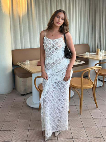 2025年夏、レイヤードフリルとオープンバックが特徴のホワイトレースマキシスリップドレス