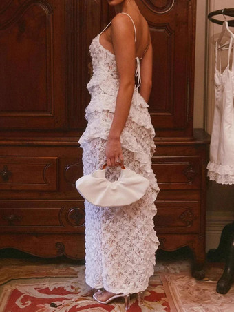 2025年夏、レイヤードフリルとオープンバックが特徴のホワイトレースマキシスリップドレス