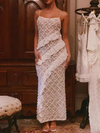 2025年夏、レイヤードフリルとオープンバックが特徴のホワイトレースマキシスリップドレス
