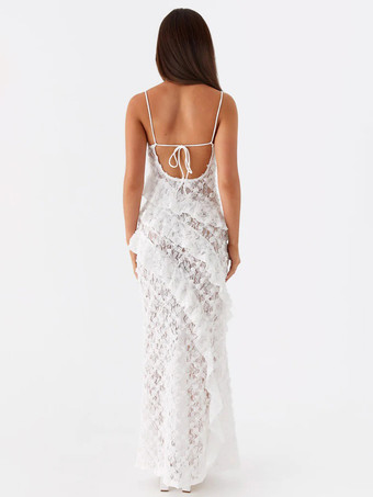 2025年夏、レイヤードフリルとオープンバックが特徴のホワイトレースマキシスリップドレス