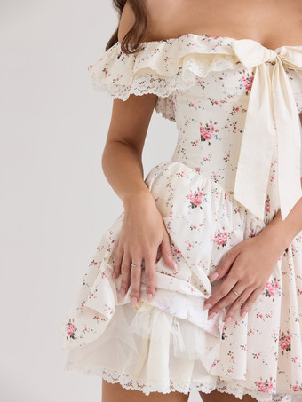 2025年夏にぴったりの、リボンディテールのオフショルダー花柄ミニドレス