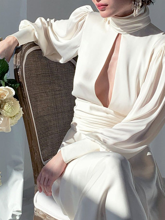 特別な日にぴったりの、背中開きのタートルネックが特徴の白い長袖マキシドレス（2025年）