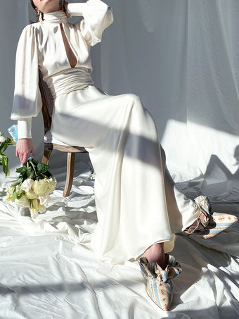 特別な日にぴったりの、背中開きのタートルネックが特徴の白い長袖マキシドレス（2025年）