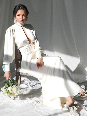 特別な日にぴったりの、背中開きのタートルネックが特徴の白い長袖マキシドレス（2025年）