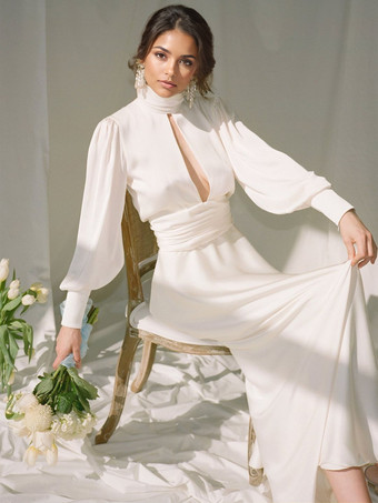 特別な日にぴったりの、背中開きのタートルネックが特徴の白い長袖マキシドレス（2025年）