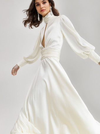 特別な日にぴったりの、背中開きのタートルネックが特徴の白い長袖マキシドレス（2025年）