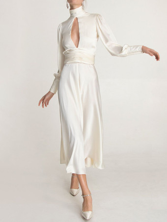 特別な日にぴったりの、背中開きのタートルネックが特徴の白い長袖マキシドレス（2025年）