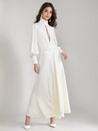 特別な日にぴったりの、背中開きのタートルネックが特徴の白い長袖マキシドレス（2025年）