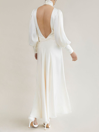 特別な日にぴったりの、背中開きのタートルネックが特徴の白い長袖マキシドレス（2025年）