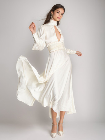 ホワイト 特別な日にぴったりの、背中開きのタートルネックが特徴の白い長袖マキシドレス（2025年）